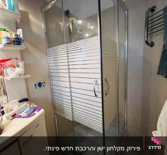 מקלחון זכוכית עם דלתות הזזה וידיות מתכת